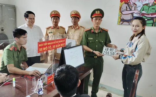 Người dân Đắk Nông phấn khởi trong ngày đầu thực hiện phân cấp đăng ký, cấp biển số xe