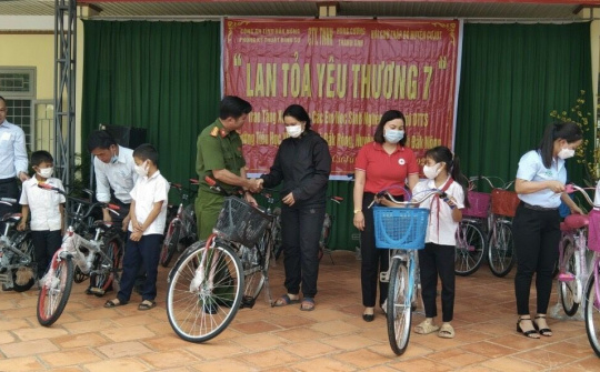 Phòng Kỹ thuật hình sự Công an tỉnh Đắk Nông chia sẻ với Trường Tiểu học Vừ A Dính