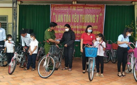 Phòng Kỹ thuật hình sự Công an tỉnh Đắk Nông chia sẻ với Trường Tiểu học Vừ A Dính