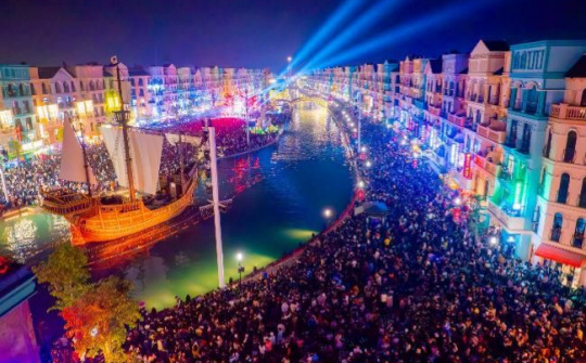 “Biển người” đổ về Grand World Hà Nội, Vinpeal Nha Trang và Phú Quốc United Center đón năm mới 2024