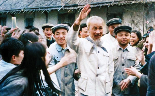 Học tập và làm theo phong cách “từ trong quần chúng ra, trở lại nơi quần chúng” của Chủ tịch Hồ Chí Minh