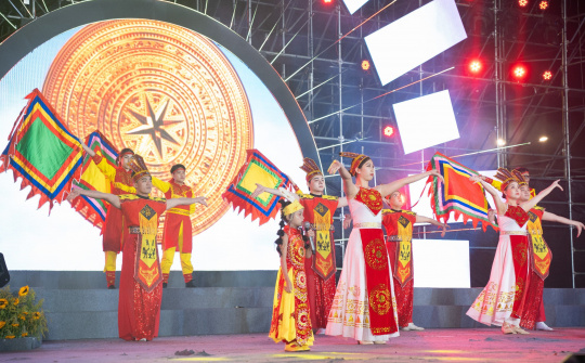 Ca sĩ kid Tuệ Mẫn với "Hào khí Việt Nam" tại DALAT NEW YEAR'S EVE COUNTDOWN GALA 2024