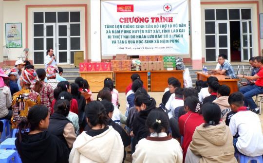 Tạp chí Việt Nam Hội nhập góp phần tạo sinh kế cho đồng bào sau bão lũ