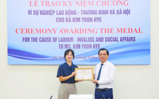 Awarding the Medal for the Cause of Labour - Invalids and Social Affairs to Ms. Kim Yoon Hye, Labour and Employment Attache of the ROK Embassy in Vietnam