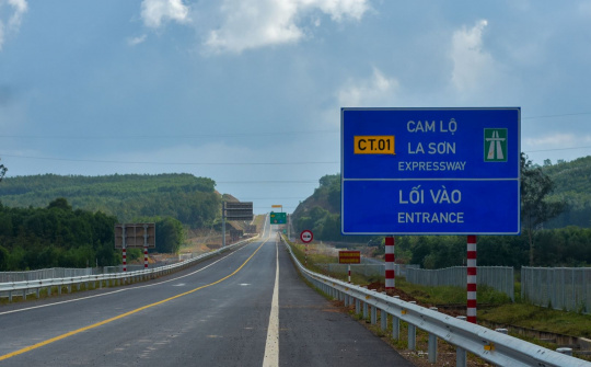 Mở rộng cao tốc Cam Lộ - La Sơn lên 4 làn xe