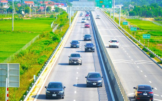 Khẩn trương hoàn thiện Nghị định quy định hướng dẫn thi hành Luật Đường bộ và Luật Trật tự, ATGT đường bộ