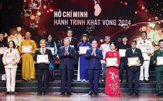 Party chief commends role models in following Ho Chi Minh's thought, morality, style