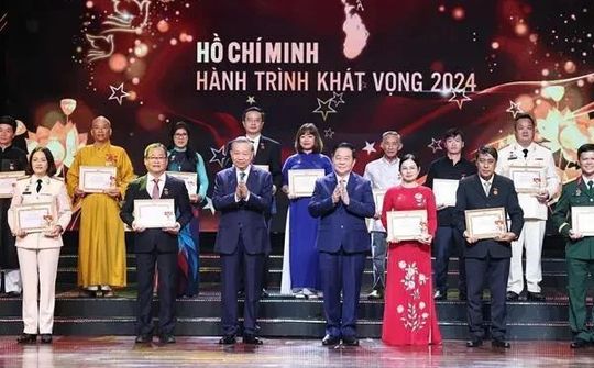 Party chief commends role models in following Ho Chi Minh's thought, morality, style