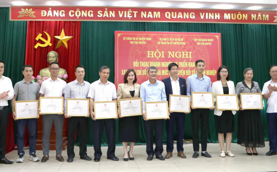 Núi Pháo nhận giấy khen vì thực hiện tốt công tác chuyển đổi số