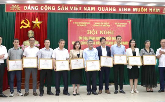 Núi Pháo nhận giấy khen vì thực hiện tốt công tác chuyển đổi số