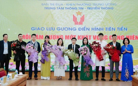 Giao lưu điển hình tiên tiến “Mỗi tấm gương một khát vọng cống hiến”