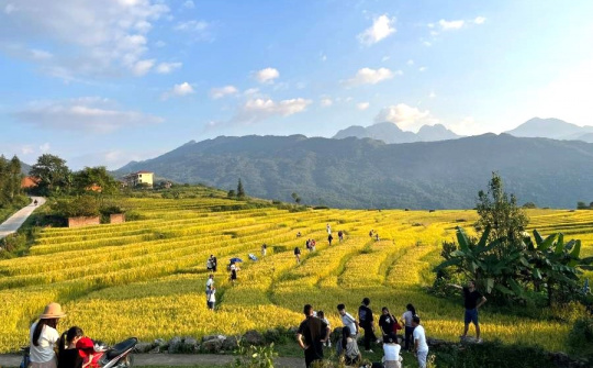Phát triển du lịch Lào Cai gắn với phát triển kinh tế, xã hội vùng đồng bào dân tộc thiểu số, miền núi