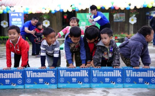 Hộp quà “bí mật” từ Vinamilk: Niềm vui ấm áp cho trẻ em vùng cao