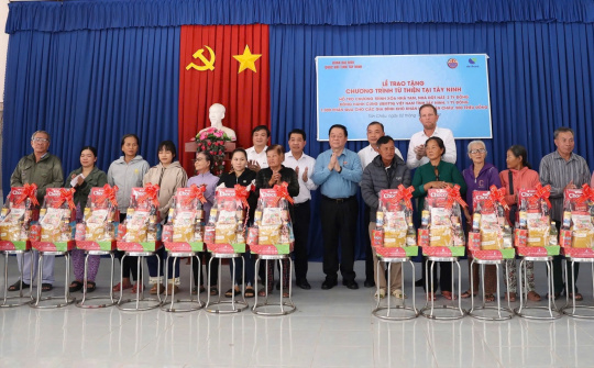 Tập đoàn Hùng Nhơn và De Heus trao tặng 3,5 tỷ đồng cho các hoàn cảnh khó khăn ở tỉnh Tây Ninh