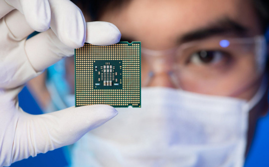 PM requests enhancing human resource training for semiconductor industry