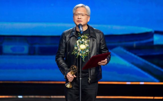 Hội đồng Giải thưởng VinFuture nói gì về quyết định vinh danh CEO NVIDIA?