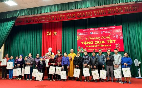 Chùa An Phúc trao quà cho các hộ nghèo có hoàn cảnh khó khăn