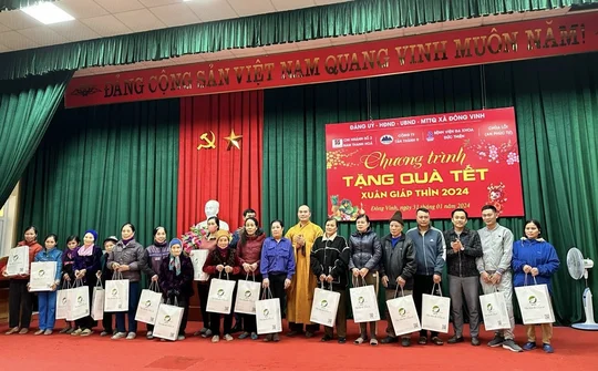 Chùa An Phúc trao quà cho các hộ nghèo có hoàn cảnh khó khăn