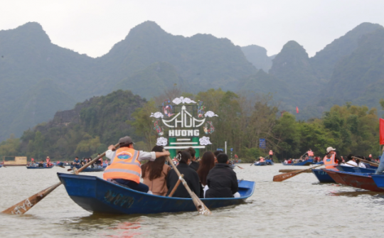 Tưng bừng khai hội chùa Hương 2024