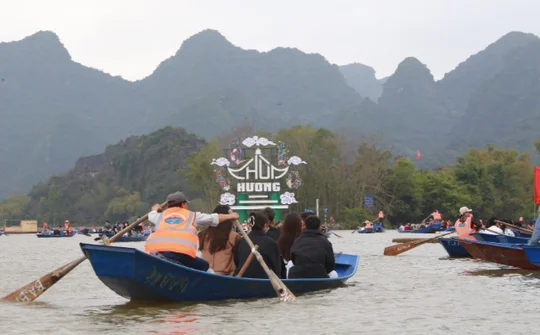 Tưng bừng khai hội chùa Hương 2024