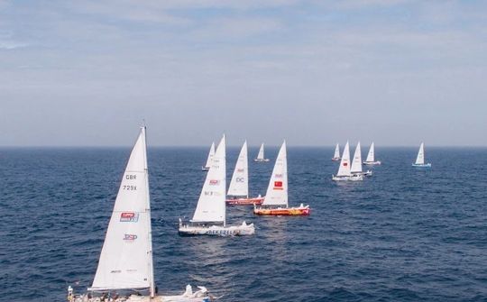 Các đội đua thuyền buồm Clipper Race đầu tiên đã đến Hạ Long