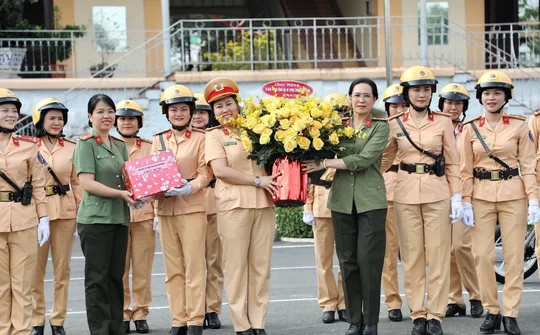 Hội Phụ nữ Công an TP.HCM chúc mừng kỷ niệm 78 năm thành lập lực lượng Cảnh sát giao thông