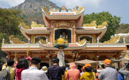 Tây Ninh cán mốc 1 triệu lượt khách đi cáp treo lên núi Bà Đen trong dịp đầu xuân