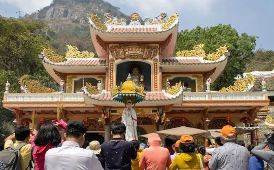 Tây Ninh cán mốc 1 triệu lượt khách đi cáp treo lên núi Bà Đen trong dịp đầu xuân