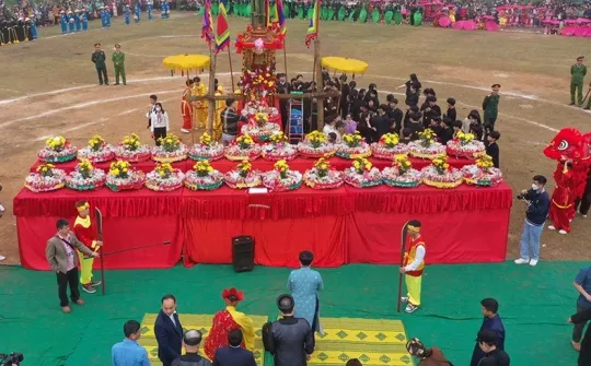 Tens of thousands of people flock to Long Tong Festival in Tuyen Quang