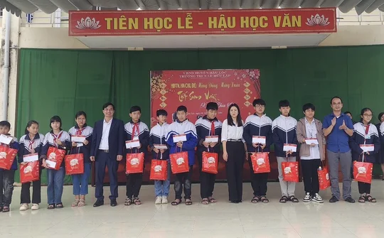 Trao quà cho học sinh có hoàn cảnh khó khăn vươn lên trong học tập tại huyện Hậu Lộc