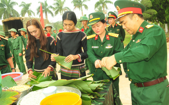 Đắk Lắk: Sôi nổi hội thi “Gói bánh chưng xuân” Giáp Thìn 2024 tại Lữ đoàn đặc công bộ 198
