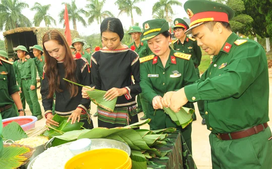 Đắk Lắk: Sôi nổi hội thi “Gói bánh chưng xuân” Giáp Thìn 2024 tại Lữ đoàn đặc công bộ 198