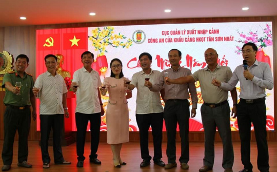 Công an cửa khẩu Cảng hàng không Quốc tế Tân Sơn Nhất chúc tết cán bộ chiến sỹ và thân nhân mừng xuân Giáp Thìn 2024.