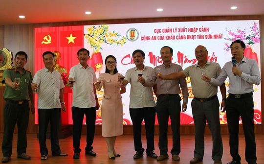 Công an cửa khẩu Cảng hàng không Quốc tế Tân Sơn Nhất chúc tết cán bộ chiến sỹ và thân nhân mừng xuân Giáp Thìn 2024.