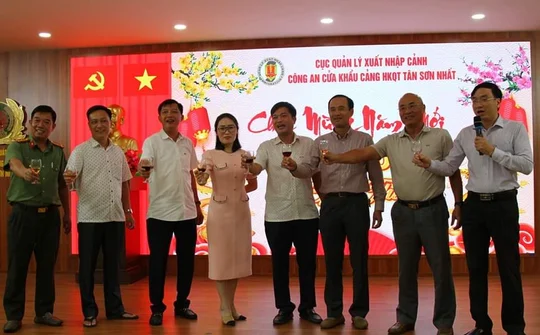 Công an cửa khẩu Cảng hàng không Quốc tế Tân Sơn Nhất chúc tết cán bộ chiến sỹ và thân nhân mừng xuân Giáp Thìn 2024.