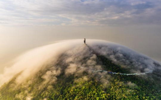 Ảnh chụp núi Bà Đen được báo Anh ca ngợi “ngoạn mục”