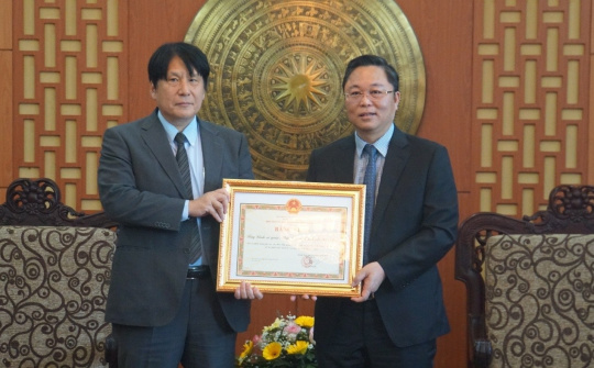 Chairman of the Provincial People's Committee Le Tri Thanh welcomed Mr. Yakabe Yoshinori - Consul General of Japan in Da Nang City