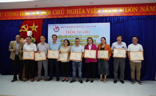 The Quang Nam Journalists Association honored numerous teams and individuals with outstanding achievements