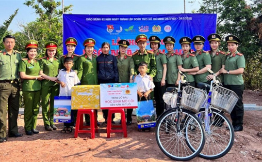 Carrying out "Godmother" and "Happy Home" programs, police officers spreading love for children in Dak Nong