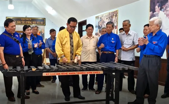 Nguyên Chủ tịch nước Nguyễn Minh Triết dự gặp gỡ các thế hệ cán bộ Đoàn Sông Bé - Bình Dương - Bình Phước