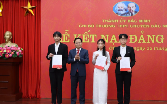 Bắc Ninh: 3 học sinh THPT xuất sắc, ưu tú vinh dự được kết nạp Đảng,
