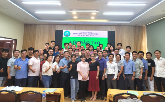 Tập huấn lấy mẫu thức ăn chăn nuôi