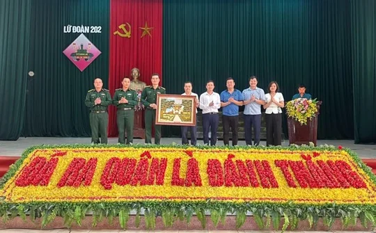 Xã Đông La tổ chức thăm hỏi động viên các tân binh nhập ngũ năm 2024