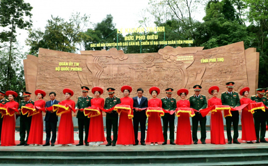 Du khách thực hành tín ngưỡng thờ cúng Hùng Vương, trải nghiệm không gian văn hóa tại Lễ Hội Đền Hùng và Tuần Văn hóa du lịch đất Tổ