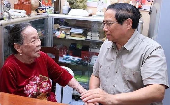Thủ tướng Phạm Minh Chính thăm Anh hùng Lao động Hồ Thị Lượm