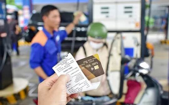 Thủ tướng khen Bộ Tài chính, cơ quan thuế thực hiện thành công phát hành hóa đơn điện tử xăng dầu theo từng lần bán