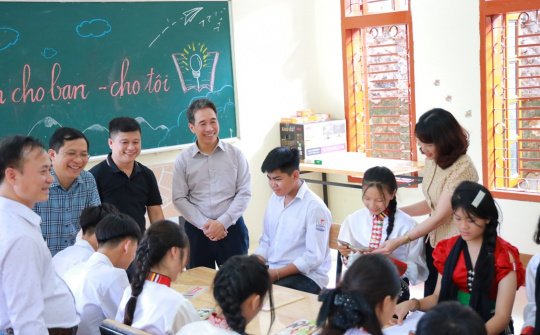 Trao nhiều suất quà, học bổng cho học sinh vượt khó tại xã Đá Đỏ (Sơn La)