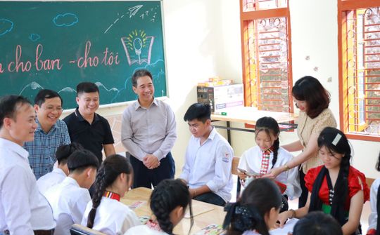 Trao nhiều suất quà, học bổng cho học sinh vượt khó tại xã Đá Đỏ (Sơn La)