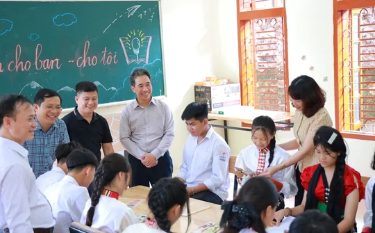 Trao nhiều suất quà, học bổng cho học sinh vượt khó tại xã Đá Đỏ (Sơn La)