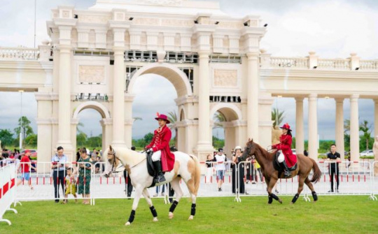 Loạt trải nghiệm “đỉnh của chóp” ra mắt Học viện cưỡi ngựa và phố đi bộ trên “đảo thượng lưu”